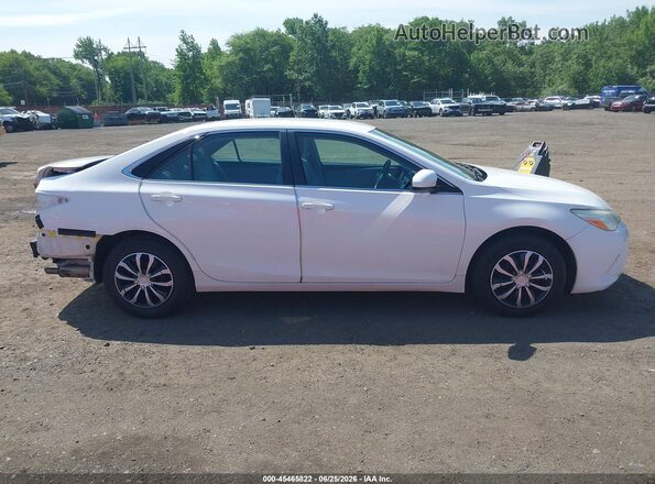 4T1BF1FK1GU119034 2016 TOYOTA CAMRY White Widok wnętrza z tyłu