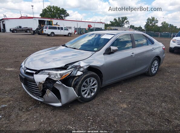 4T1BF1FK1HU367673 2017 TOYOTA CAMRY Gray Առջևի ձախ երեք քառորդ տեսարան