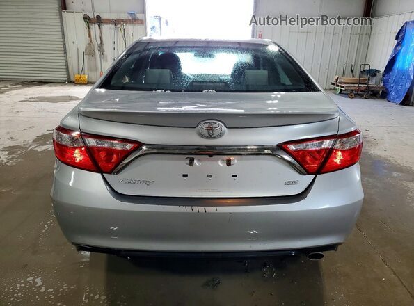 4T1BF1FK1HU794349 2017 TOYOTA CAMRY Серебряный Вид сзади