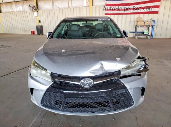 4T1BF1FK2GU140216 2016 TOYOTA CAMRY Silver Widok z przodu