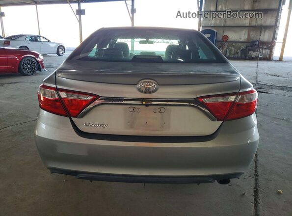 4T1BF1FK2GU140216 2016 TOYOTA CAMRY Silver Widok z tyłu