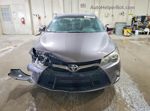 4T1BF1FK2HU366273 2017 TOYOTA CAMRY Gray Widok z przodu