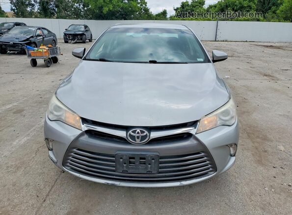 4T1BF1FK3HU620119 2017 TOYOTA CAMRY Silver Widok z przodu