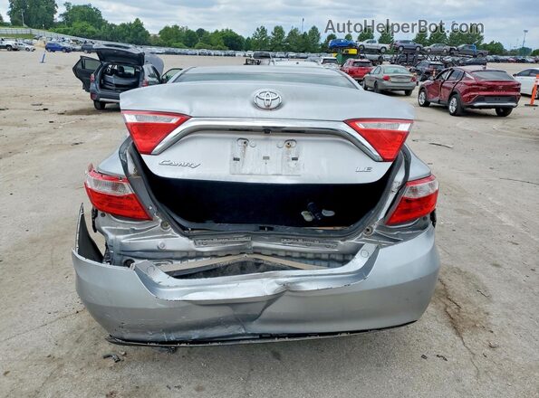 4T1BF1FK3HU620119 2017 TOYOTA CAMRY Silver Widok z tyłu