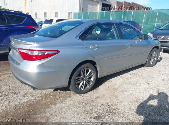 4T1BF1FK3HU671829 2017 TOYOTA CAMRY Silver Tył prawy
