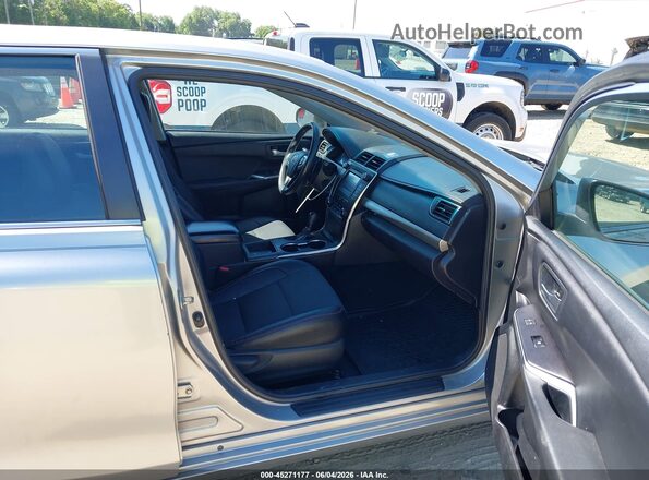 4T1BF1FK4HU351290 2017 TOYOTA CAMRY Серебряный Вид салона спереди
