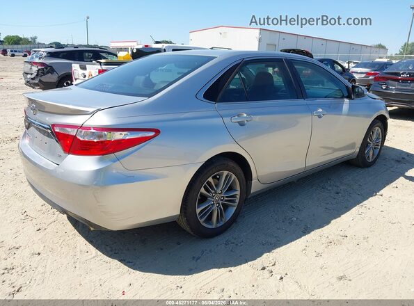 4T1BF1FK4HU351290 2017 TOYOTA CAMRY Серебряный Задняя правая четверть
