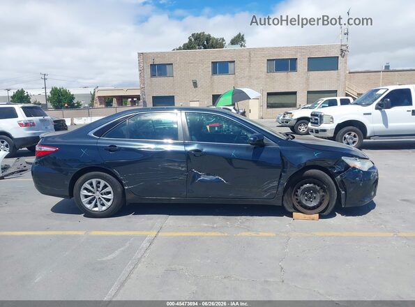 4T1BF1FK4HU355663 2017 TOYOTA CAMRY Black Rear interior view