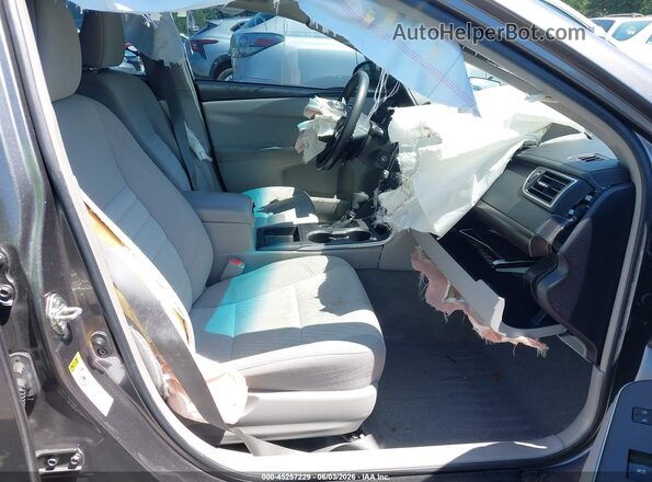 4T1BF1FK4HU448375 2017 TOYOTA CAMRY Gray Front interior view