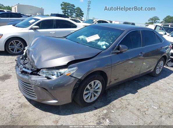 4T1BF1FK4HU448375 2017 TOYOTA CAMRY Gray Front left