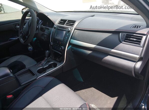 4T1BF1FK5GU212381 2016 TOYOTA CAMRY Light Blue Вид салона спереди