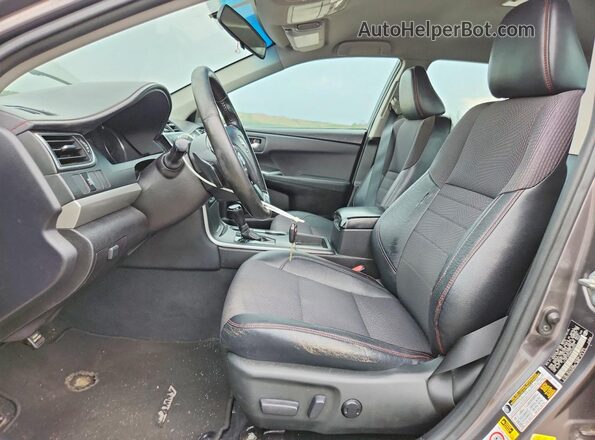 4T1BF1FK5HU346552 2017 TOYOTA CAMRY Серый Вид салона спереди