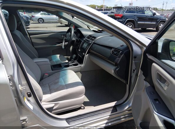 4T1BF1FK6GU999566 2016 TOYOTA CAMRY Silver Սալոնի դիմացի տեսք