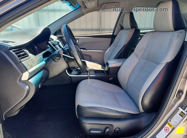 4T1BF1FKXHU285909 2017 TOYOTA CAMRY Серебряный Вид салона спереди