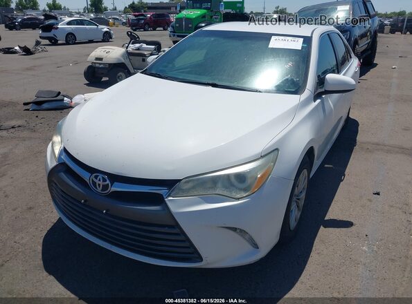 4T1BF1FKXHU320643 2017 TOYOTA CAMRY White Front left