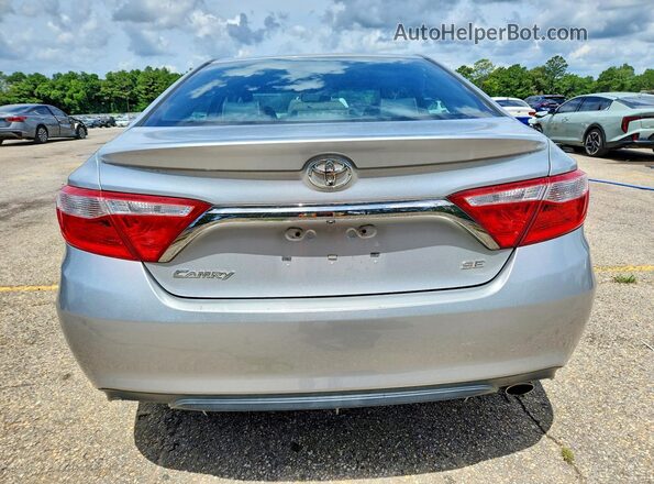 4T1BF1FKXHU618822 2017 TOYOTA CAMRY Silver უკანა ხედი