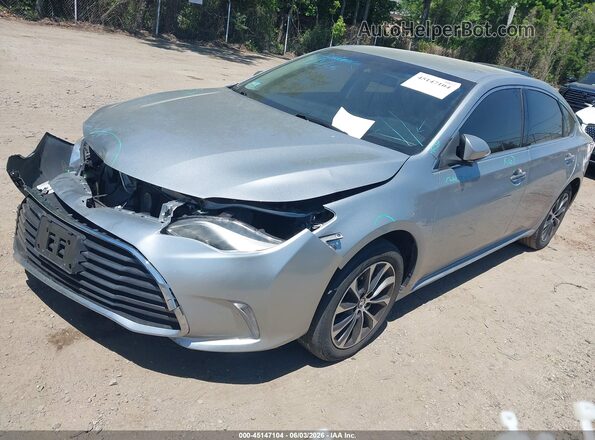 4T1BK1EB0JU288272 2018 TOYOTA AVALON Серебряный Передняя левая четверть