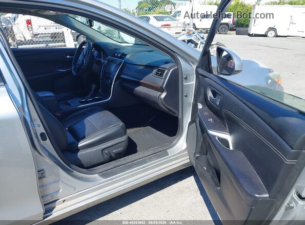 4T1BK1FKXHU580570 2017 TOYOTA CAMRY Серебряный Вид салона спереди