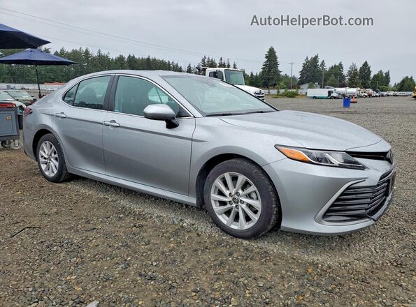 4T1C11AK7NU636720 2022 TOYOTA CAMRY Серебряный 