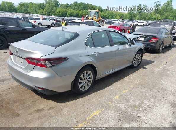 4T1C11BK6NU069544 2022 TOYOTA CAMRY Silver Հետևի աջ