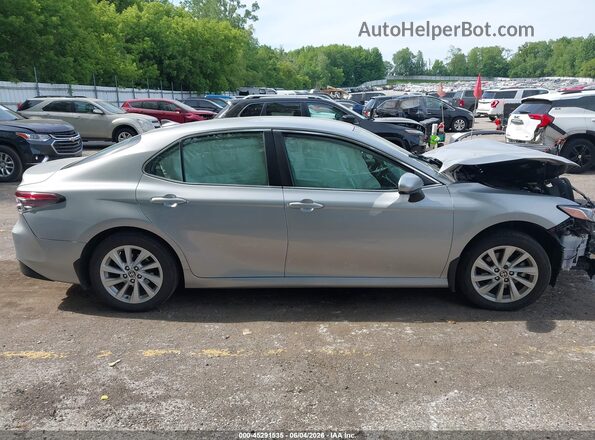 4T1C11BK6NU069544 2022 TOYOTA CAMRY Silver Սալոնի հետևի տեսք