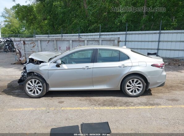 4T1C11BK6NU069544 2022 TOYOTA CAMRY Silver Սալոնի 360 աստիճան տեսք