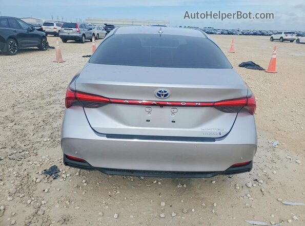 4T1DA1AB0NU013590 2022 TOYOTA AVALON Silver უკანა ხედი