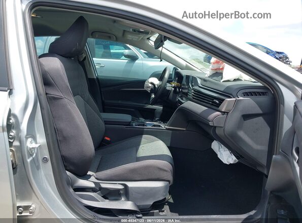 4T1DAACK0SU080702 2025 TOYOTA CAMRY Silver Widok wnętrza z przodu