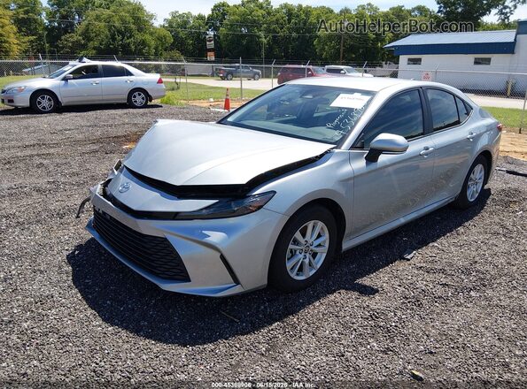 4T1DAACK0SU165765 2025 TOYOTA CAMRY Silver Vista tres cuartos delantera izquierda