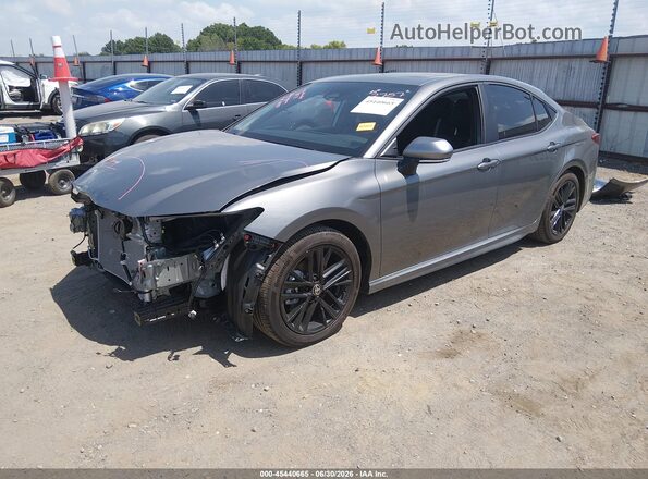 4T1DAACK7TU278484 2026 TOYOTA CAMRY Silver წინა მარცხენა ხედი სამი მეოთხედიდან