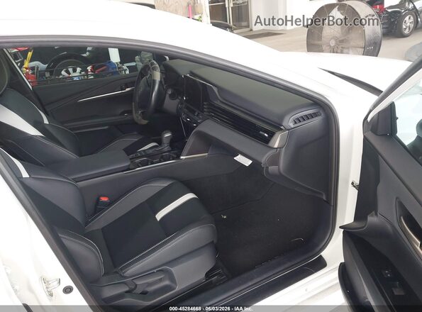 4T1DAACK8SU115812 2025 TOYOTA CAMRY Белый Вид салона спереди