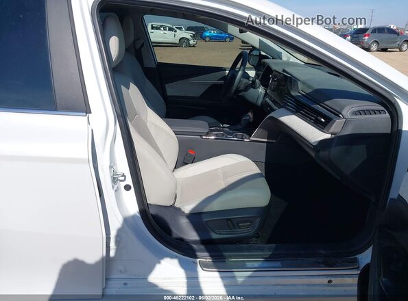 4T1DAACK8SU527745 2025 TOYOTA CAMRY Белый Вид салона спереди