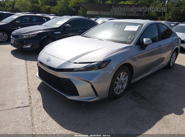 4T1DAACK9SU165909 2025 TOYOTA CAMRY Silver Առջևի ձախ երեք քառորդ տեսարան