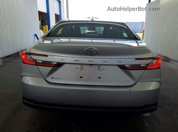 4T1DAACK9SU530072 2025 TOYOTA CAMRY Silver Widok z tyłu
