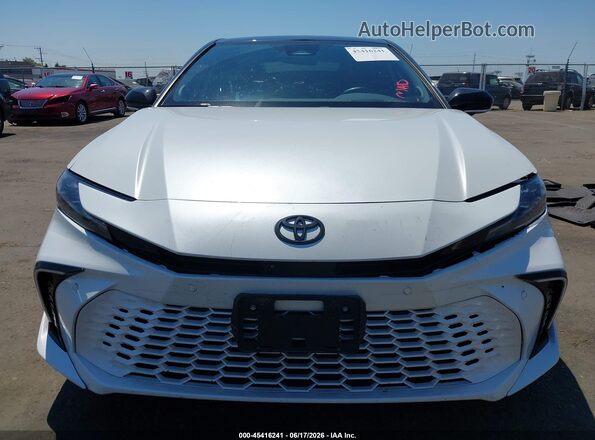4T1DAACKXSU165322 2025 TOYOTA CAMRY Белый Вид задней части салона