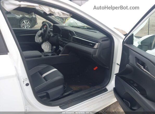4T1DAACKXTU721243 2026 TOYOTA CAMRY White წინა სალონის ხედი