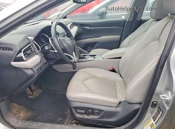 4T1F11BK3PU074197 2023 TOYOTA CAMRY Серебряный Вид салона спереди