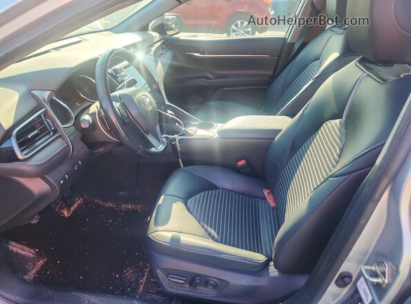 4T1G11AK2LU333536 2020 TOYOTA CAMRY Silver Вид салону спереду