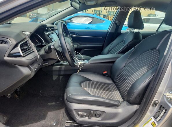 4T1G11AK9LU994237 2020 TOYOTA CAMRY Silver წინა სალონის ხედი