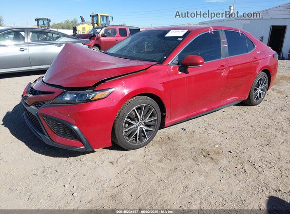4T1G11BK2NU068893 2022 TOYOTA CAMRY Red წინა მარცხენა ხედი სამი მეოთხედიდან