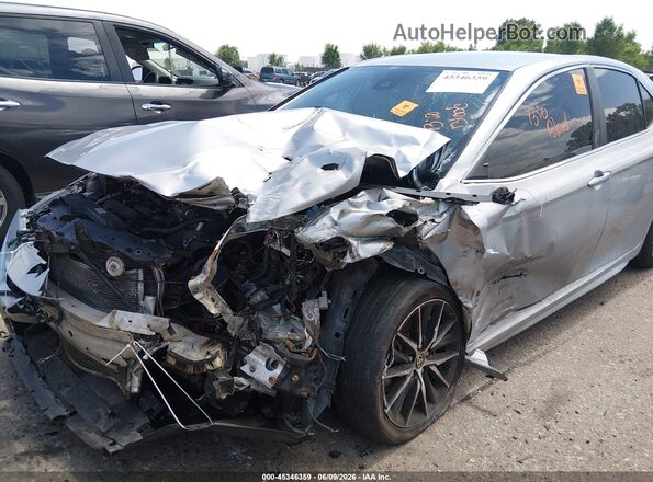 4T1G11BK9NU049872 2022 TOYOTA CAMRY Серебряный Вид спереди
