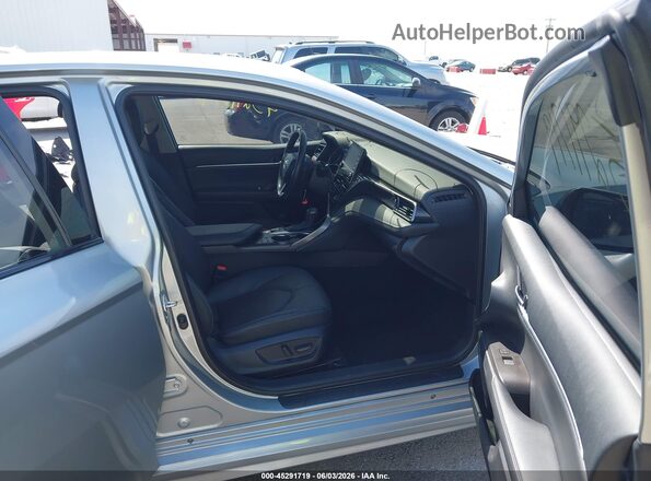 4T1K61BKXPU084225 2023 TOYOTA CAMRY Серебряный Вид салона спереди
