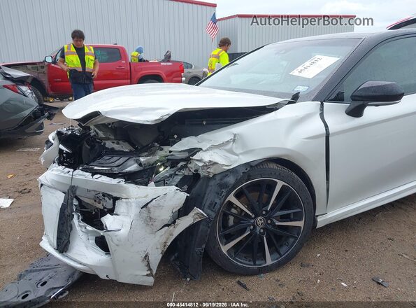 4T1KZ1AK3LU041283 2020 TOYOTA CAMRY Белый Вид спереди