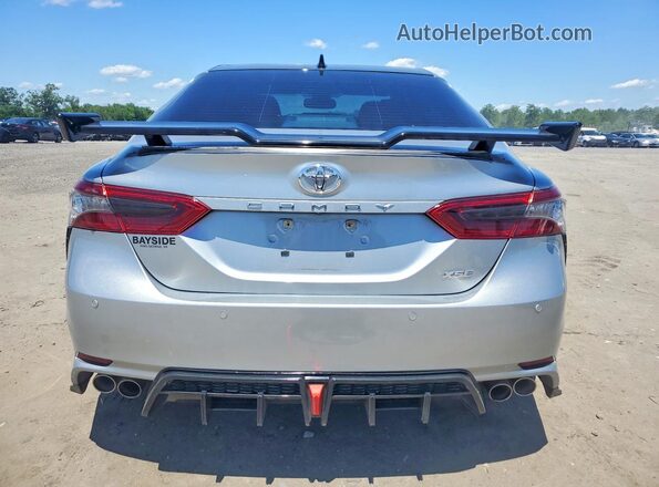 4T1KZ1AK5MU051069 2021 TOYOTA CAMRY Серебряный Вид сзади