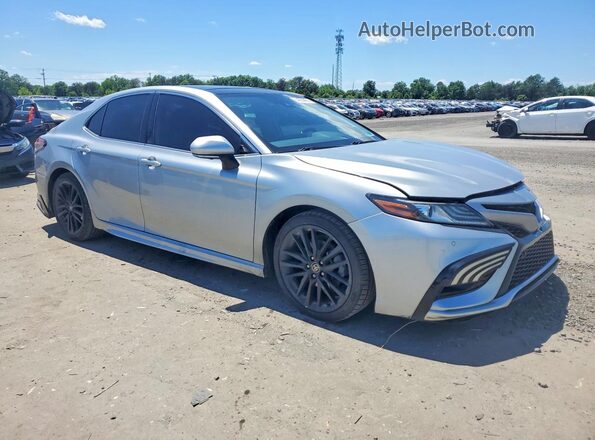 4T1KZ1AK5MU051069 2021 TOYOTA CAMRY Серебряный Передняя правая четверть