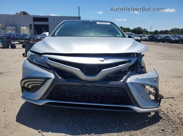 4T1KZ1AK5MU051069 2021 TOYOTA CAMRY Серебряный Вид спереди