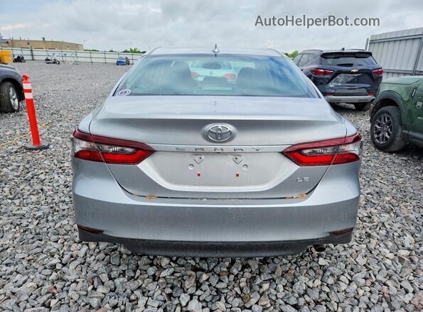 4T1R11AK8PU810968 2023 TOYOTA CAMRY Silver Widok z tyłu
