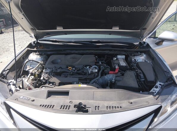 4T1R11AK8RU921037 2024 TOYOTA CAMRY Серебряный Вид сзади