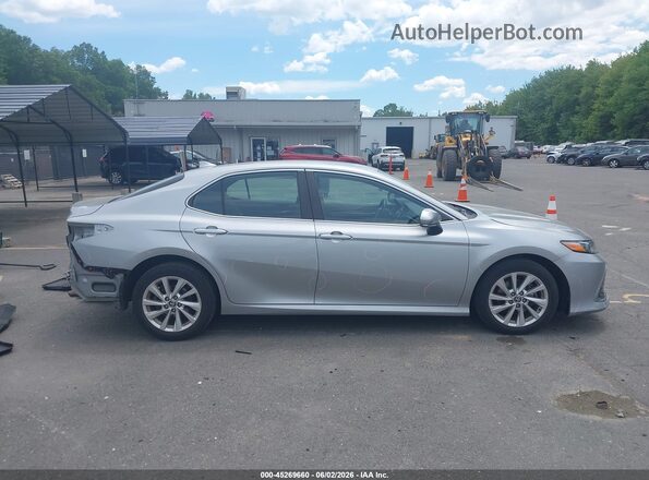 4T1R11BK9PU094662 2023 TOYOTA CAMRY Silver Widok wnętrza z tyłu