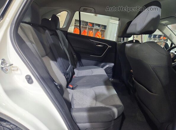 4T3RWRFV3RU122583 2024 TOYOTA RAV4 Белый Вид задней части салона